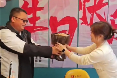 河南賽諾威生活的一面，同事生日其樂(lè)融融，員工一家親！我們不僅懂聚丙烯酰胺，我們更懂生活！